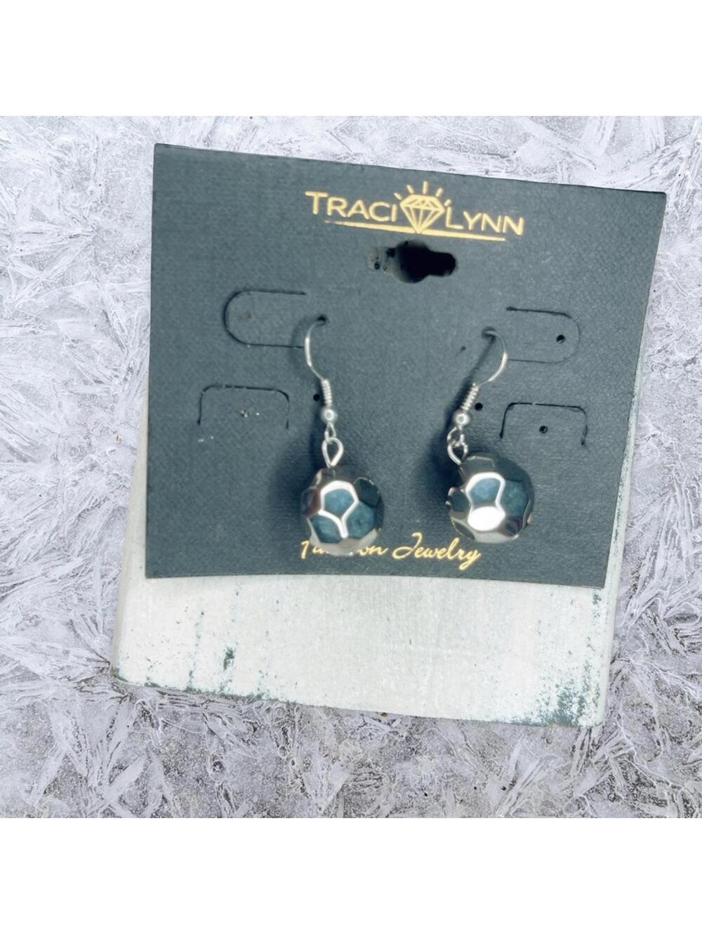 6986. Traci Lynn Earrings NWOT